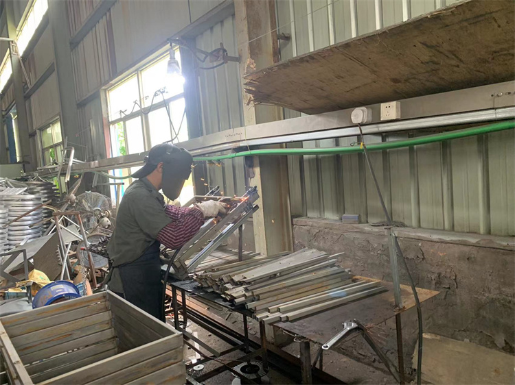 Volwassen productieproces van meubelsets