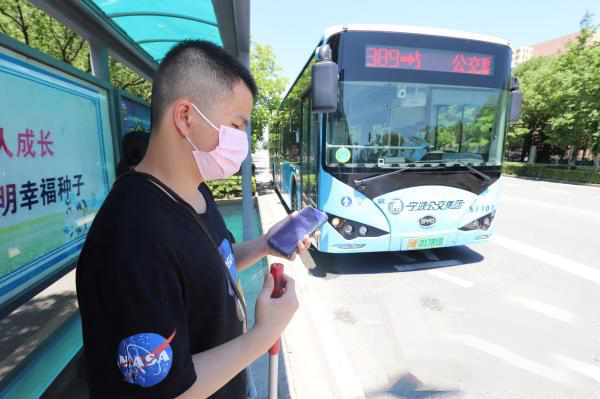 De eerste gidsbus in Ningbo is beschikbaar voor slechtzienden