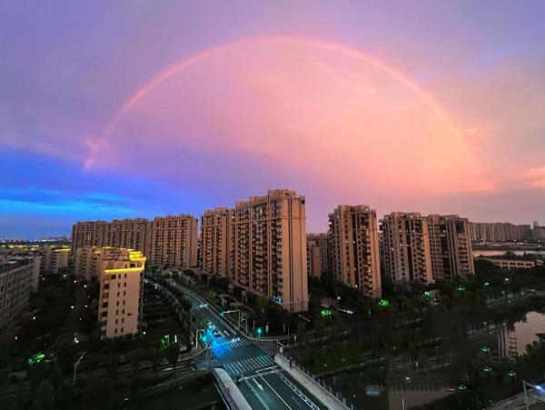 Romantisch! Regenbogen en vlammende wolken verschijnen samen