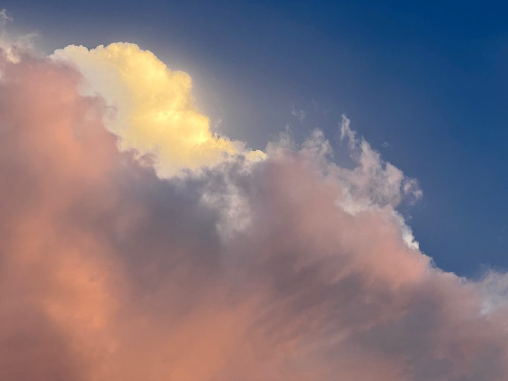 Kijk! Kleurrijke wolken verschijnen in de lucht van Ningbo